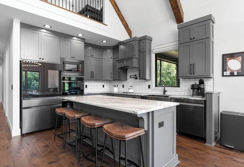 Gray Fox Lodge By Avantstay Waterslide Pool, Theater Sleeps 23