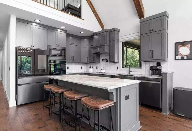 Gray Fox Lodge By Avantstay Waterslide Pool, Theater Sleeps 23