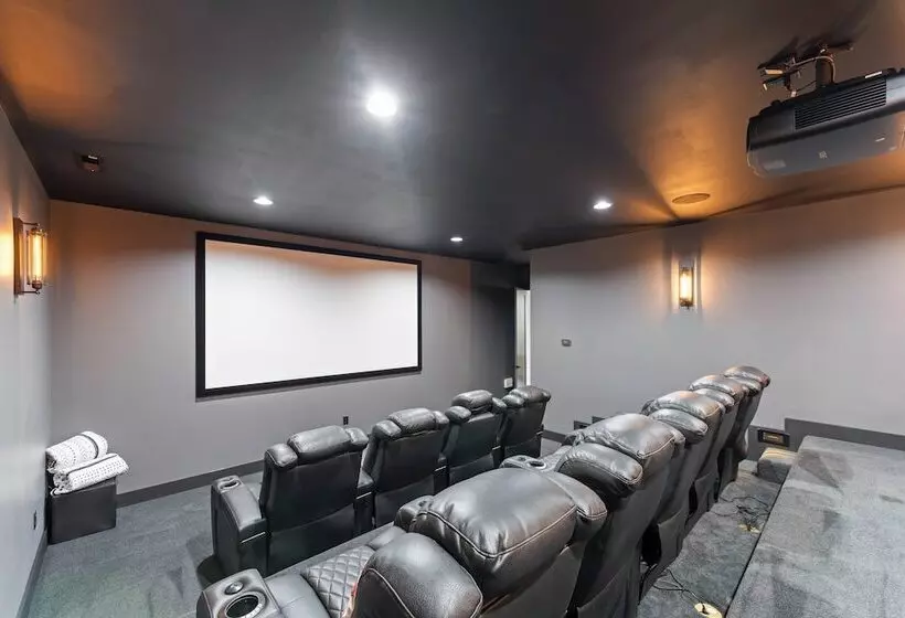 Gray Fox Lodge By Avantstay Waterslide Pool, Theater Sleeps 23