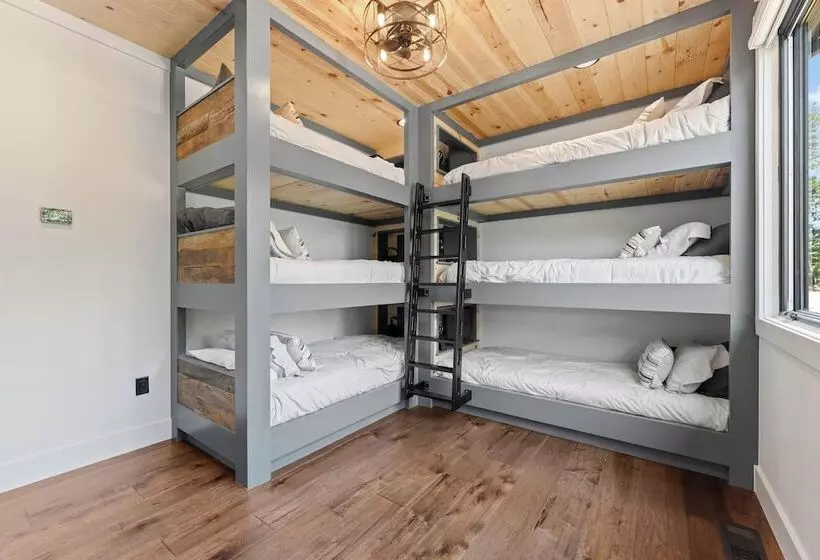 Gray Fox Lodge By Avantstay Waterslide Pool, Theater Sleeps 23