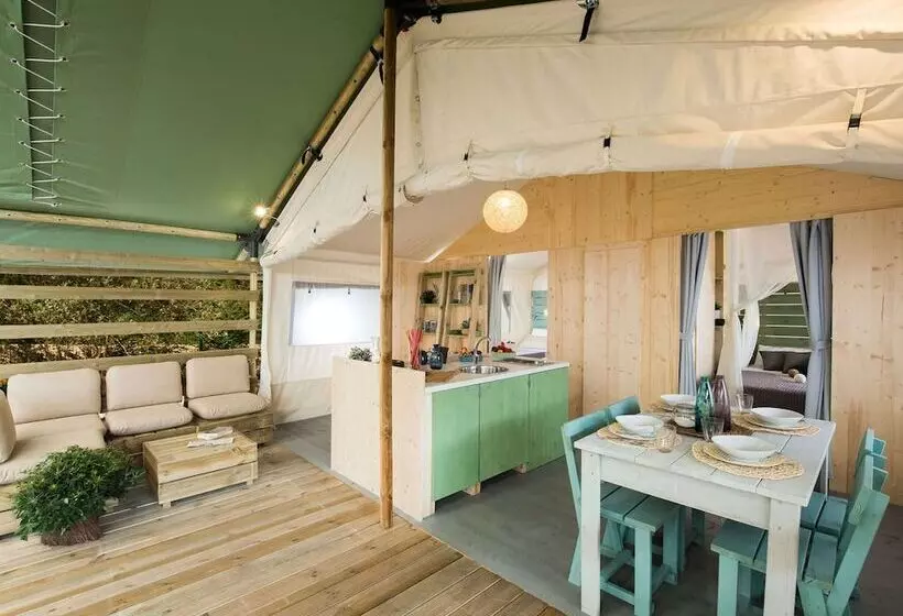 Hotelli Luxury Tent Only 11 Km. From Porec