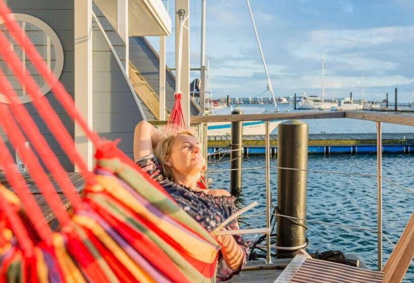 Отель The Goose Modern Retreat