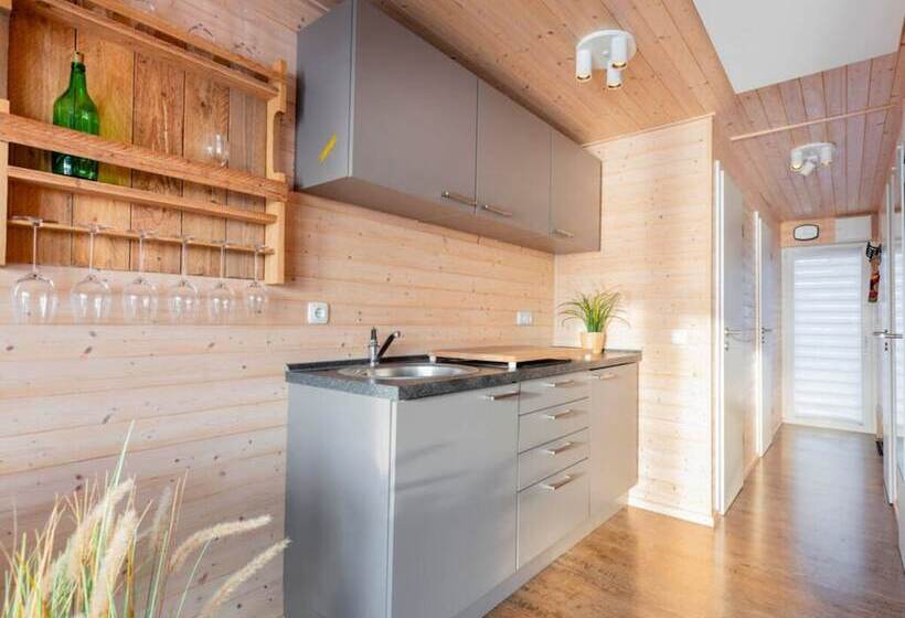 Отель The Goose Modern Retreat