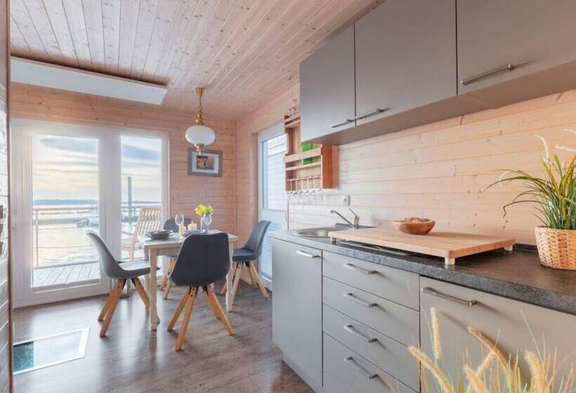 Отель The Goose Modern Retreat