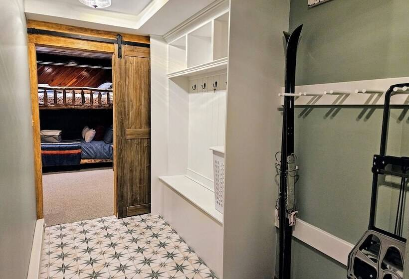 Moose Tracks By Avantstay Hot Tub, Game Room, Deck, Firepit