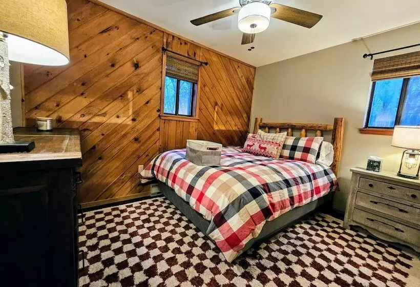 Moose Tracks By Avantstay Hot Tub, Game Room, Deck, Firepit