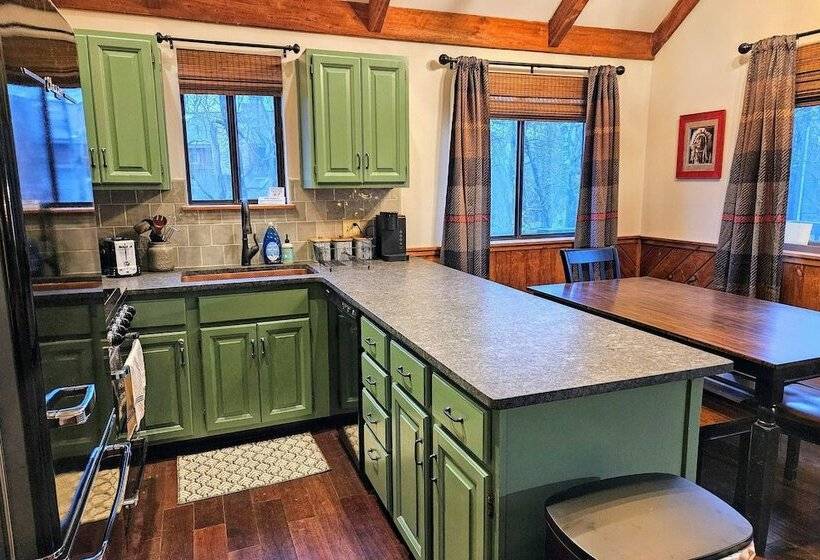 Moose Tracks By Avantstay Hot Tub, Game Room, Deck, Firepit