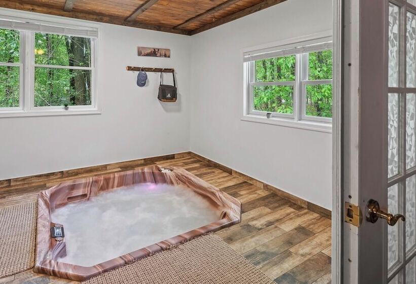 Mountain Must Have By Avantstay Indoor Hot Tub, Game Room & Fire Pit!