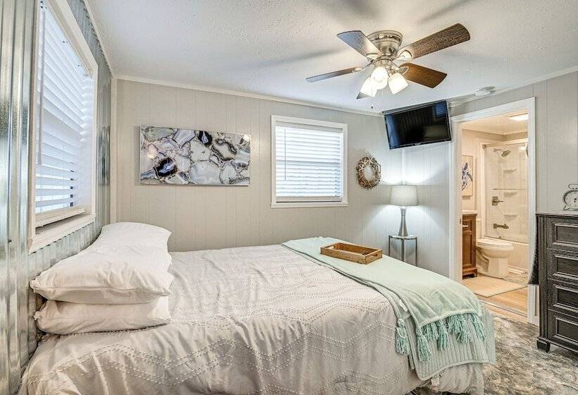 Myrtle Beach Coastal Cabana W/ Resort Amenities!