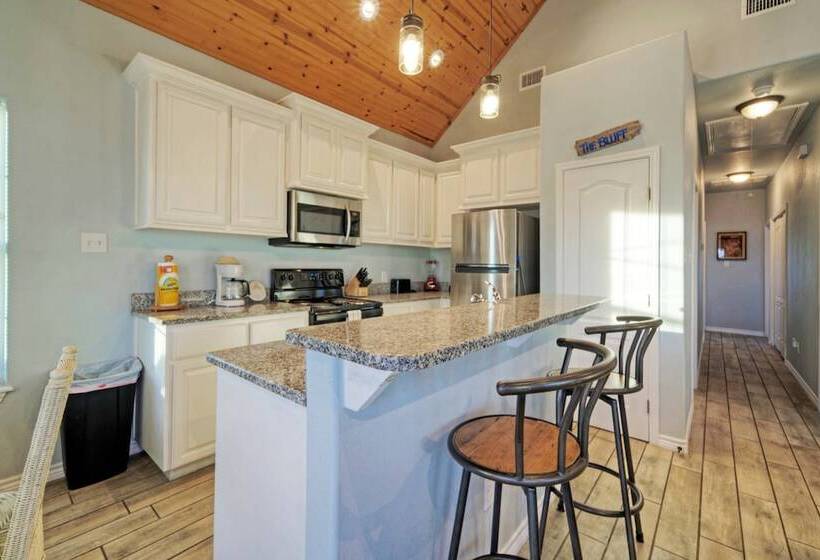 Waterfront Shared Pool W/ Bay Views, Boat Dock Oscar S Lodge By Avantstay