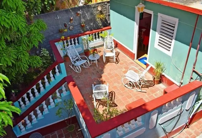 پانسیون Hostal Rene Y Mary Trinidad