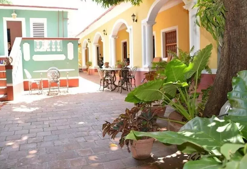 پانسیون Hostal Rene Y Mary Trinidad