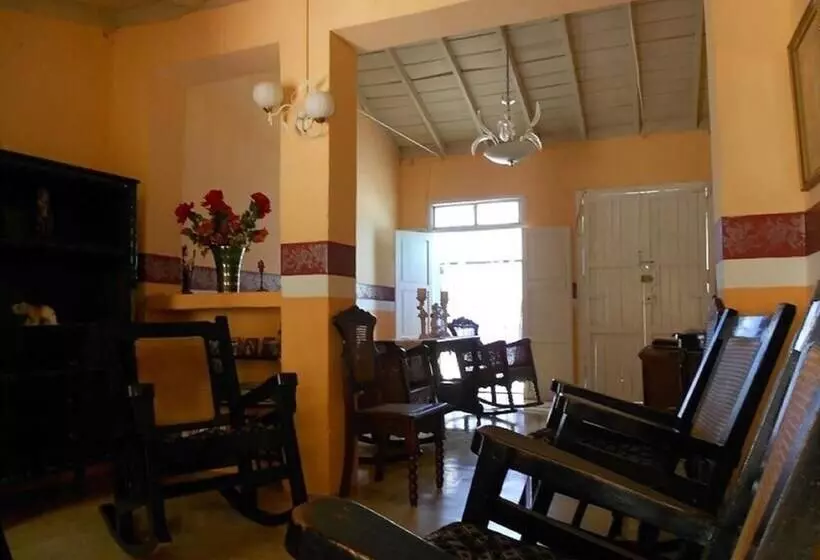 پانسیون Hostal Rene Y Mary Trinidad