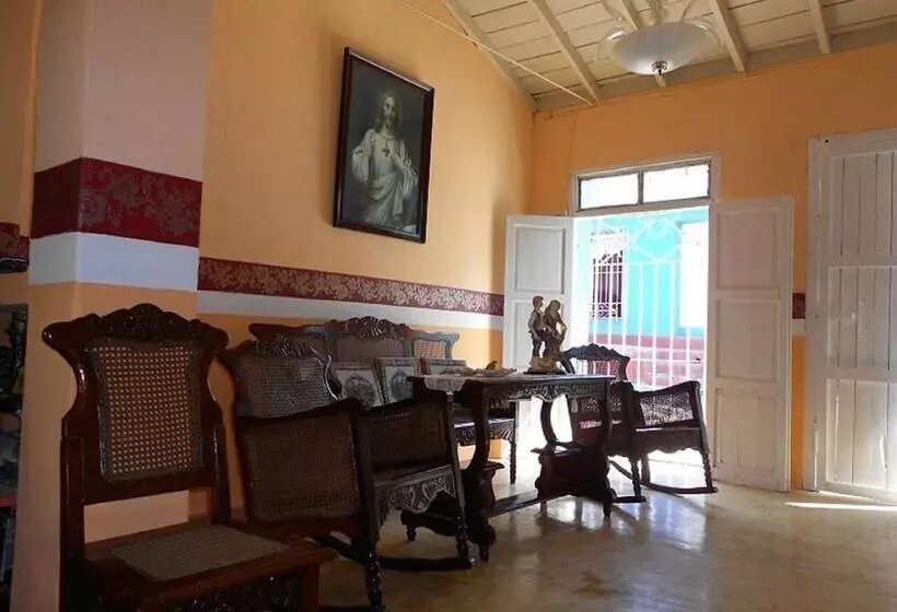 پانسیون Hostal Rene Y Mary Trinidad
