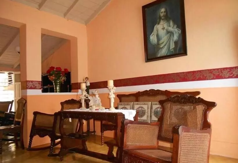 پانسیون Hostal Rene Y Mary Trinidad