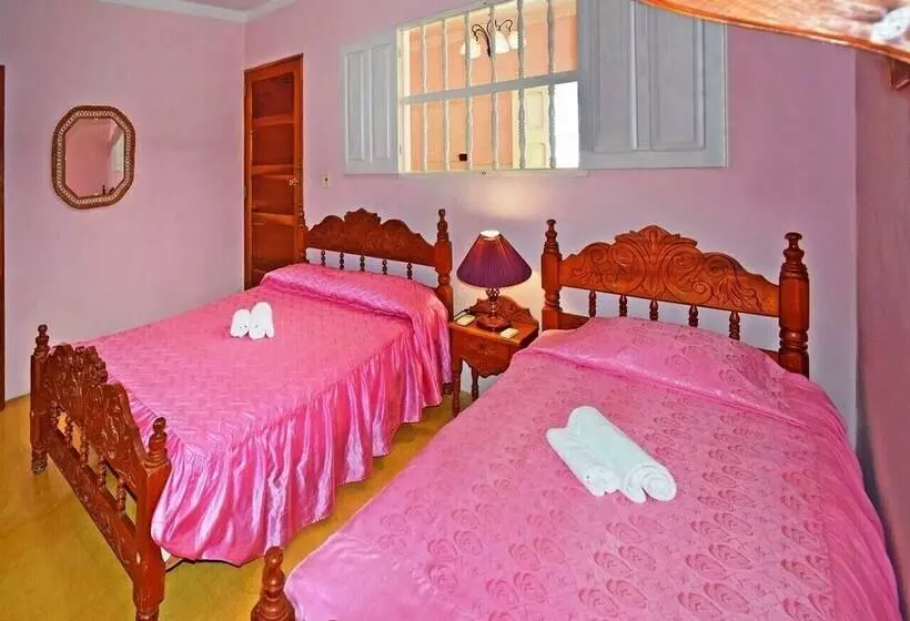 پانسیون Hostal Rene Y Mary Trinidad