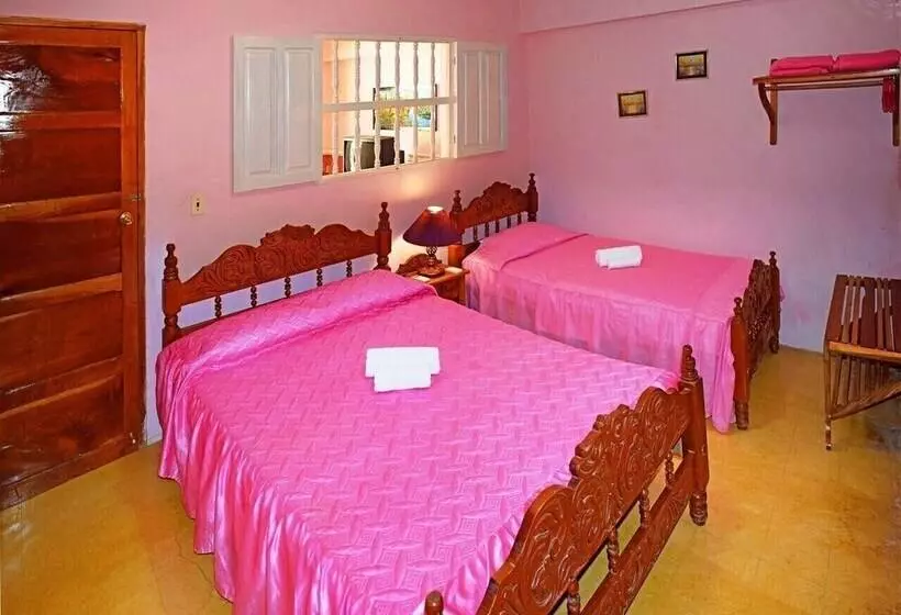 پانسیون Hostal Rene Y Mary Trinidad