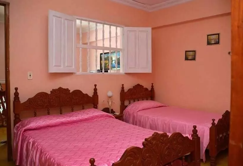 پانسیون Hostal Rene Y Mary Trinidad