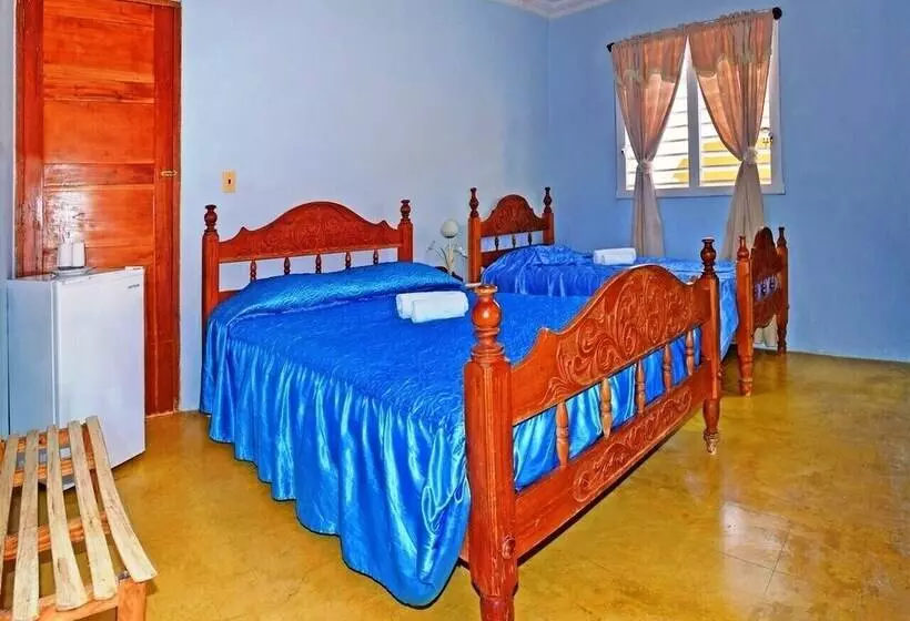 پانسیون Hostal Rene Y Mary Trinidad