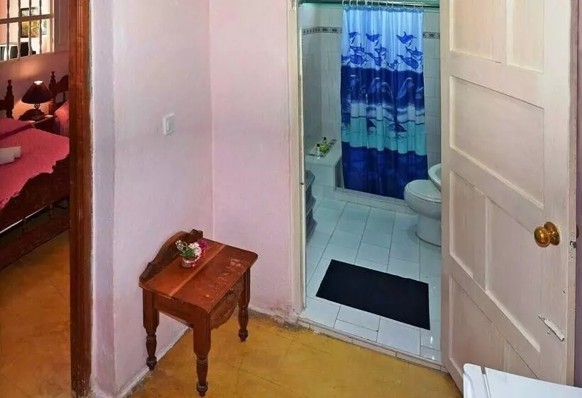 پانسیون Hostal Rene Y Mary Trinidad