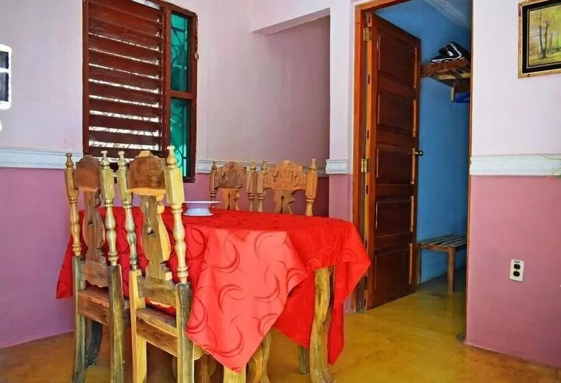 پانسیون Hostal Rene Y Mary Trinidad