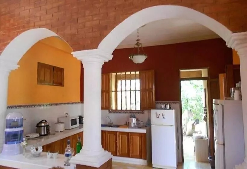 پانسیون Hostal Rene Y Mary Trinidad