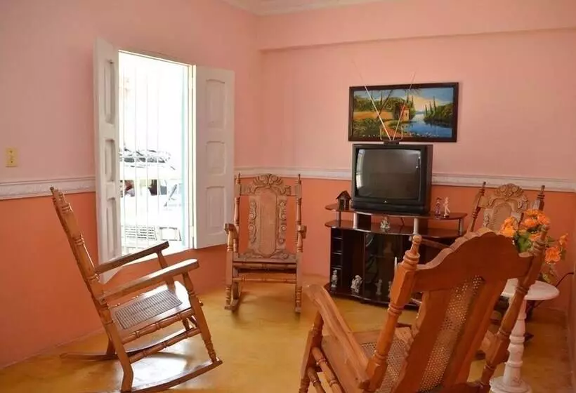 پانسیون Hostal Rene Y Mary Trinidad
