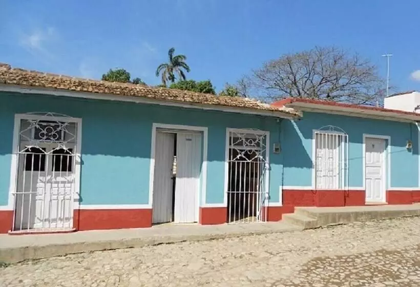 پانسیون Hostal Rene Y Mary Trinidad