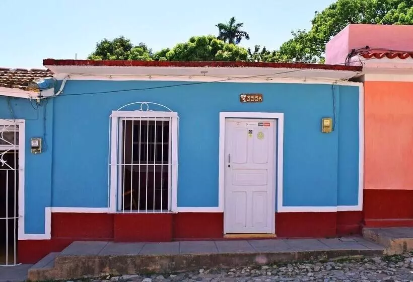 پانسیون Hostal Rene Y Mary Trinidad