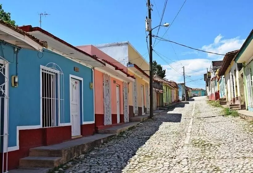 پانسیون Hostal Rene Y Mary Trinidad