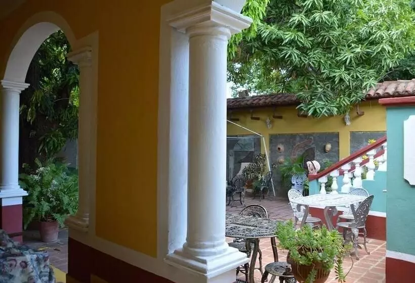 پانسیون Hostal Rene Y Mary Trinidad