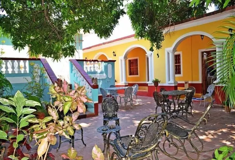 پانسیون Hostal Rene Y Mary Trinidad