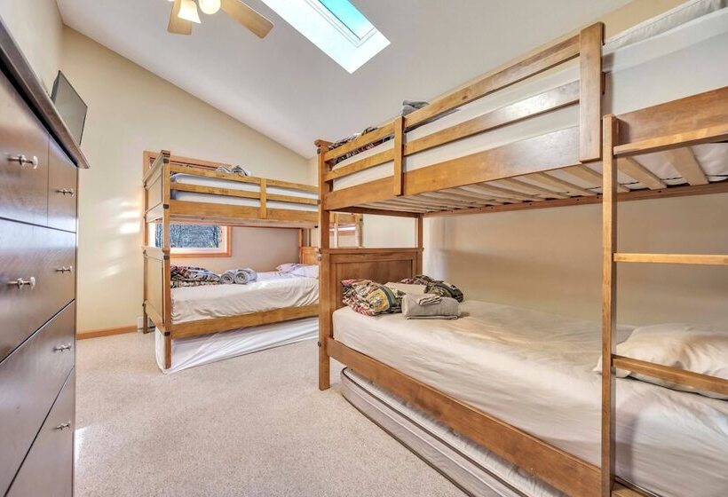 Pocono Pinnacle By Avantstay Steps To The Lake, Game Room, Large Deck