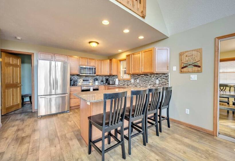 Pocono Pinnacle By Avantstay Steps To The Lake, Game Room, Large Deck