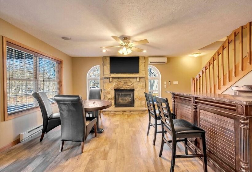 Pocono Pinnacle By Avantstay Steps To The Lake, Game Room, Large Deck