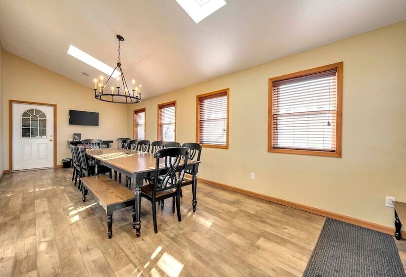 Pocono Pinnacle By Avantstay Steps To The Lake, Game Room, Large Deck