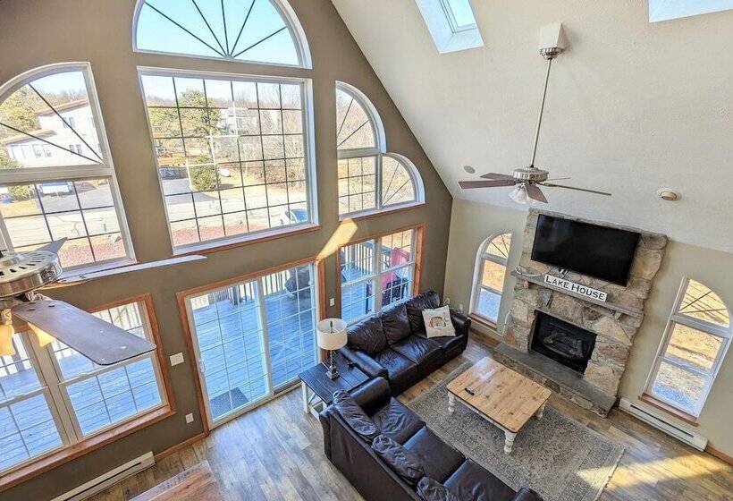 Pocono Pinnacle By Avantstay Steps To The Lake, Game Room, Large Deck