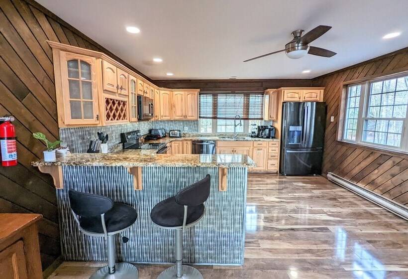 Sky View Chalet By Avantstay Stunning Interior, Spacious Deck, Hot Tub, & View