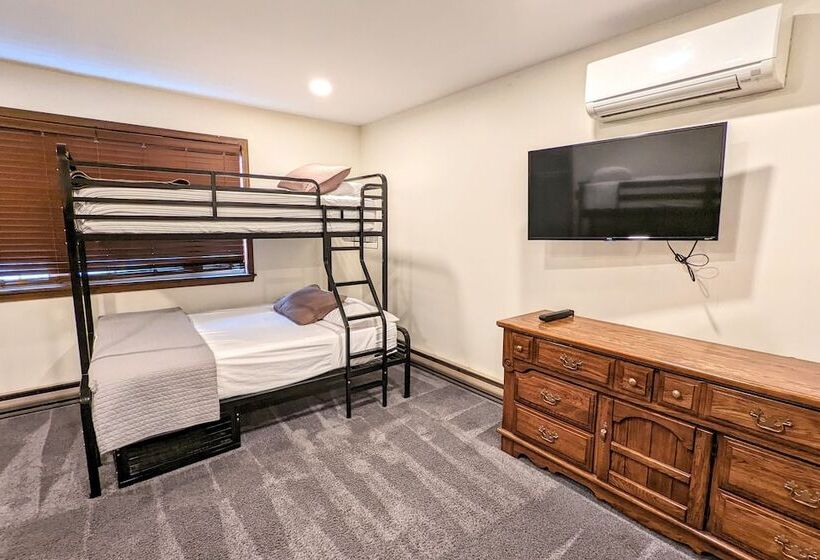 Sky View Chalet By Avantstay Stunning Interior, Spacious Deck, Hot Tub, & View