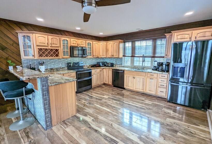 Sky View Chalet By Avantstay Stunning Interior, Spacious Deck, Hot Tub, & View