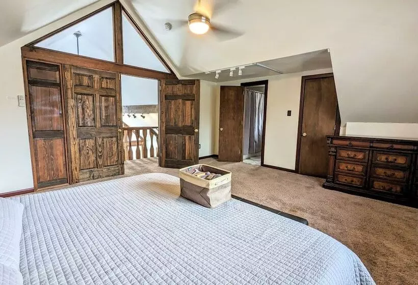 Sky View Chalet By Avantstay Stunning Interior, Spacious Deck, Hot Tub, & View