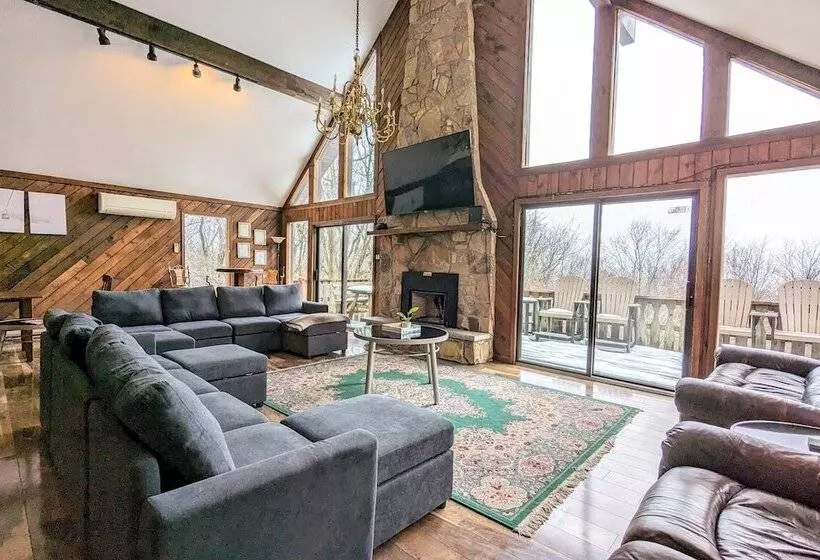 Sky View Chalet By Avantstay Stunning Interior, Spacious Deck, Hot Tub, & View