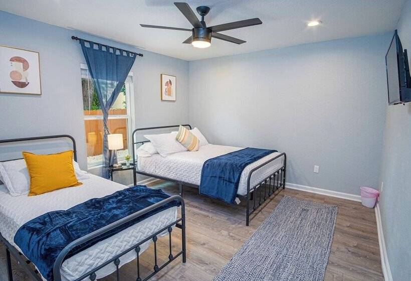 Spacious Delightful 4 Br/ 3 Ba Close To Downtown