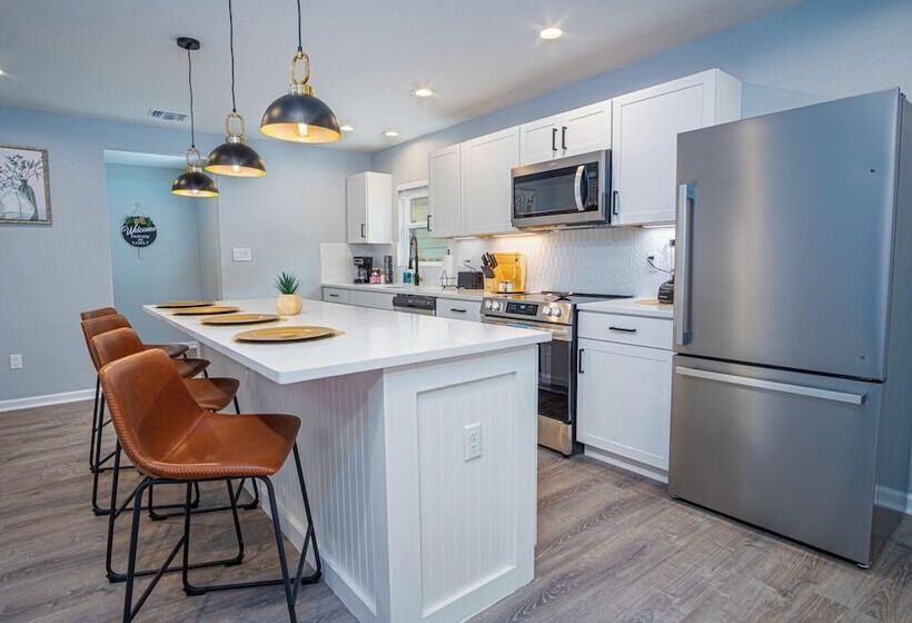 Spacious Delightful 4 Br/ 3 Ba Close To Downtown