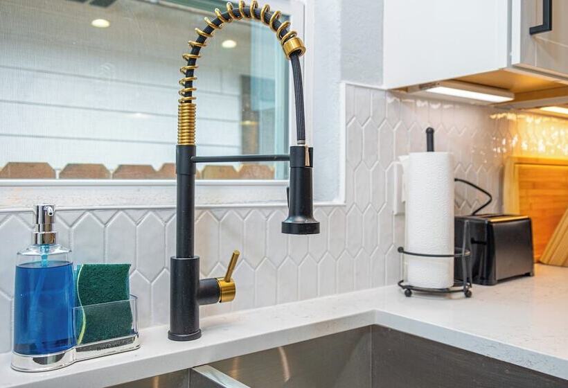 Spacious Delightful 4 Br/ 3 Ba Close To Downtown