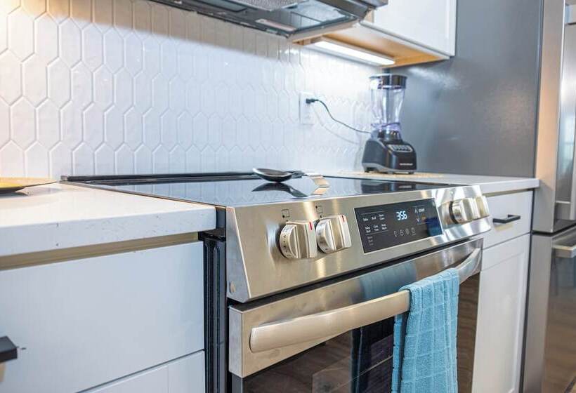 Spacious Delightful 4 Br/ 3 Ba Close To Downtown