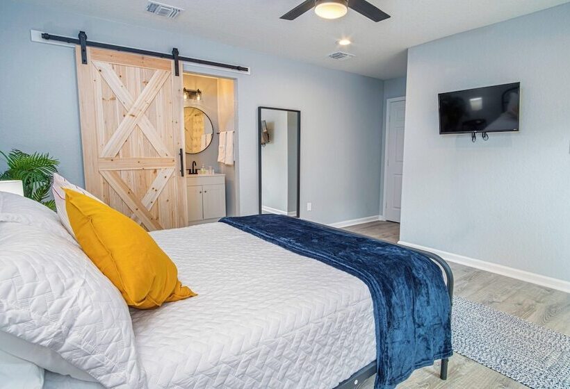 Spacious Delightful 4 Br/ 3 Ba Close To Downtown