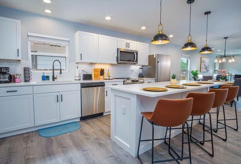 Spacious Delightful 4 Br/ 3 Ba Close To Downtown