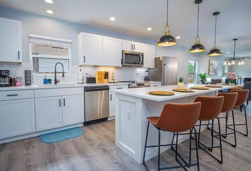 Spacious Delightful 4 Br/ 3 Ba Close To Downtown