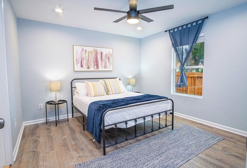 Spacious Delightful 4 Br/ 3 Ba Close To Downtown